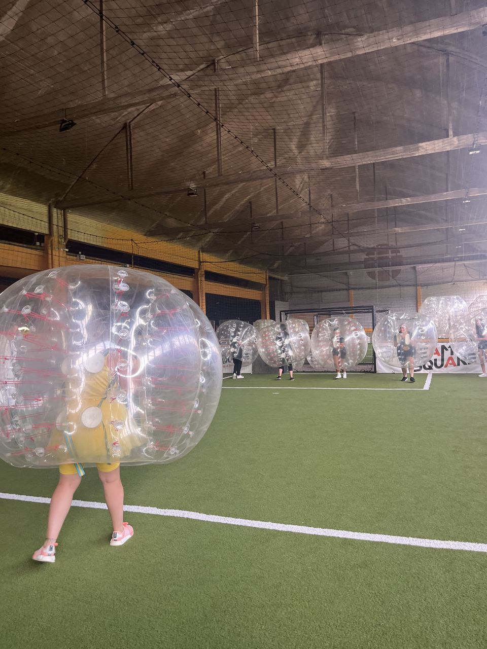 Une équipe s'affronte lors d'une activité de cohésion chez Team Square
