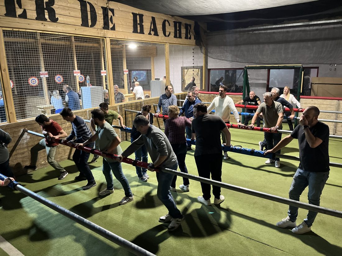 Un grand groupe réuni pour une journée de cohésion chez Team Square
